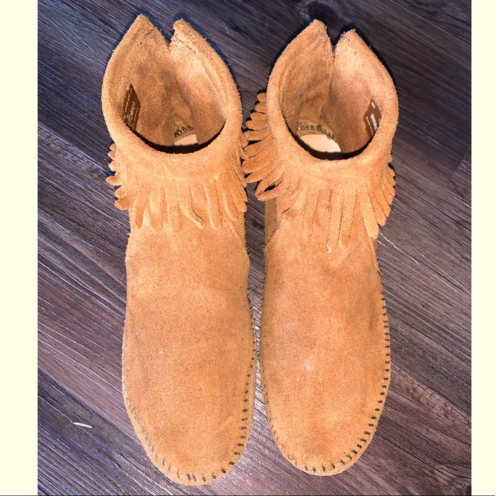 Minnetonka moccasins women’s size 11 in suede chestnut color